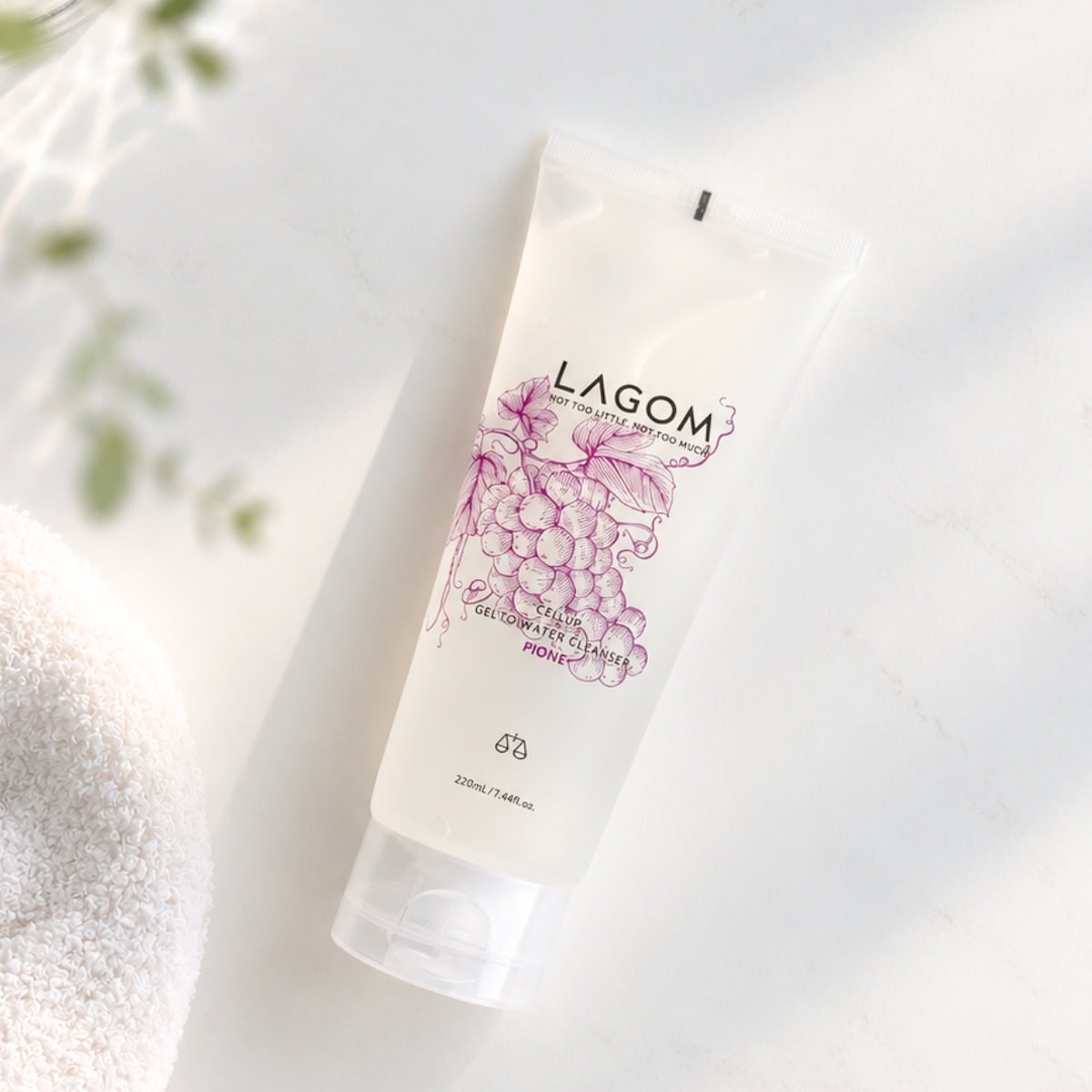 LAGOM(ラゴム)の大人気朝用洗顔料『ジェルトゥウォーター クレンザー』から限定登場した「ピオーネ」の香り。毎朝惜しみなくたっぷり使える220mLの大容量サイズなのも嬉しいポイント!メイクノリの良いつるんとした透明美肌へと導いてくれます。LAGOM ジェルトゥウォーター クレンザー ピオーネ 220mL ¥2,310(ラゴム)