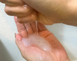 シートを軽く絞ると溢れ出るほど美容液がひたひたに抱え込まれており、剥がした後のもっちり感と洗顔時の肌触りに感動します。