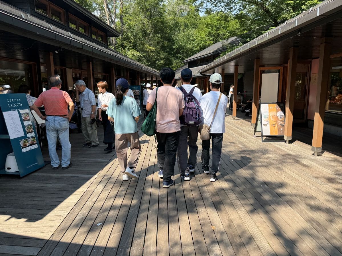 軽井沢のハルニレテラスには人気のレストランやカフェ、お店が立ち並んでいます。