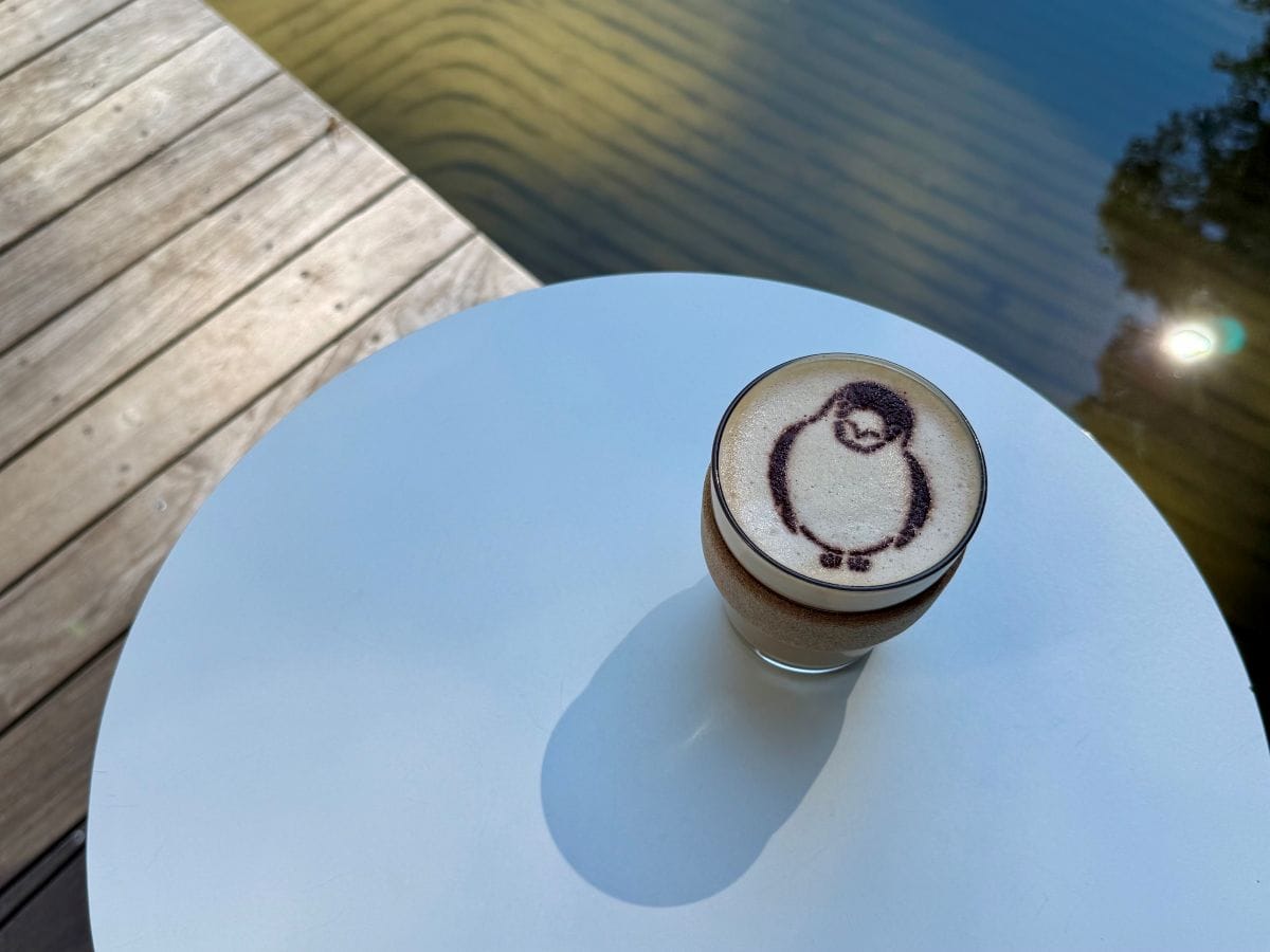 ツアー前にイカルカフェでリラックス。イカルとは鳥の種類で、こちらのカフェのアイコンにもなっています。