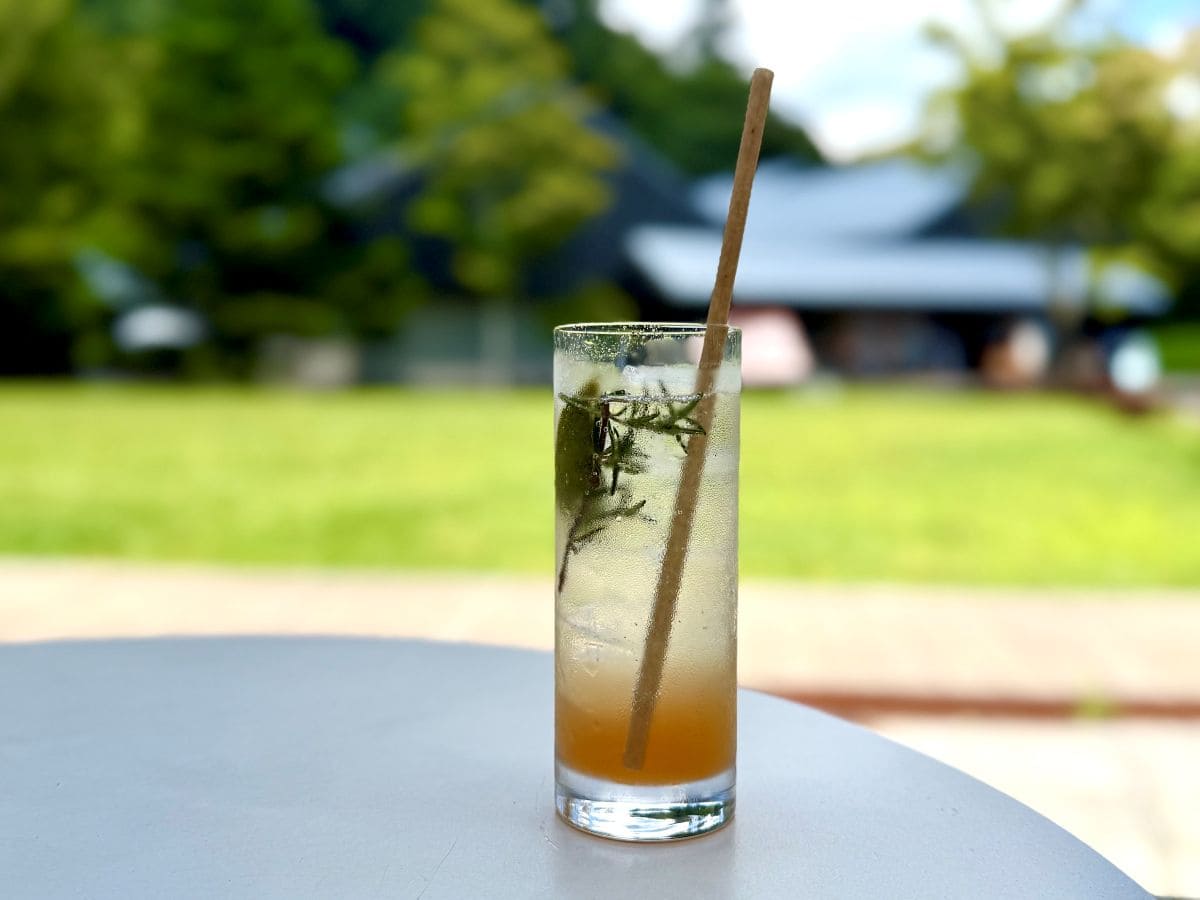 軽井沢星野エリアにある、カフェ ハングリースポットでは、ノンアルコールカクテル「森林ソーダ」を夏季限定で提供。
