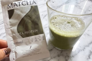 「大豆製品を摂りすぎるとお腹が張る」「貧血気味で疲れやすい」という大人の女性にはえんどう豆プロテインが最適。植物性由来の鉄分やアミノ酸をしっかり補いながら、軽やかなカラダを目指せます。emmi PEA PROTEIN TRY MATCHA 20g ¥459(emmi)