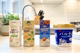 プロテインを水ではなく割材で溶かすと、風味や満足感が格段にアップします。無糖のアーモンドミルクでビタミンEや食物繊維を補うほか、優しい甘みの米糀ミルクや成分無調整豆乳もおすすめ。ギリシャヨーグルトをプラスすれば腹持ちが一段と高まり、一食置き換えに最適です。