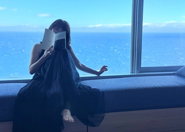 温泉スイートの窓辺で、景色を眺めながらのんびり読書タイムも至福。