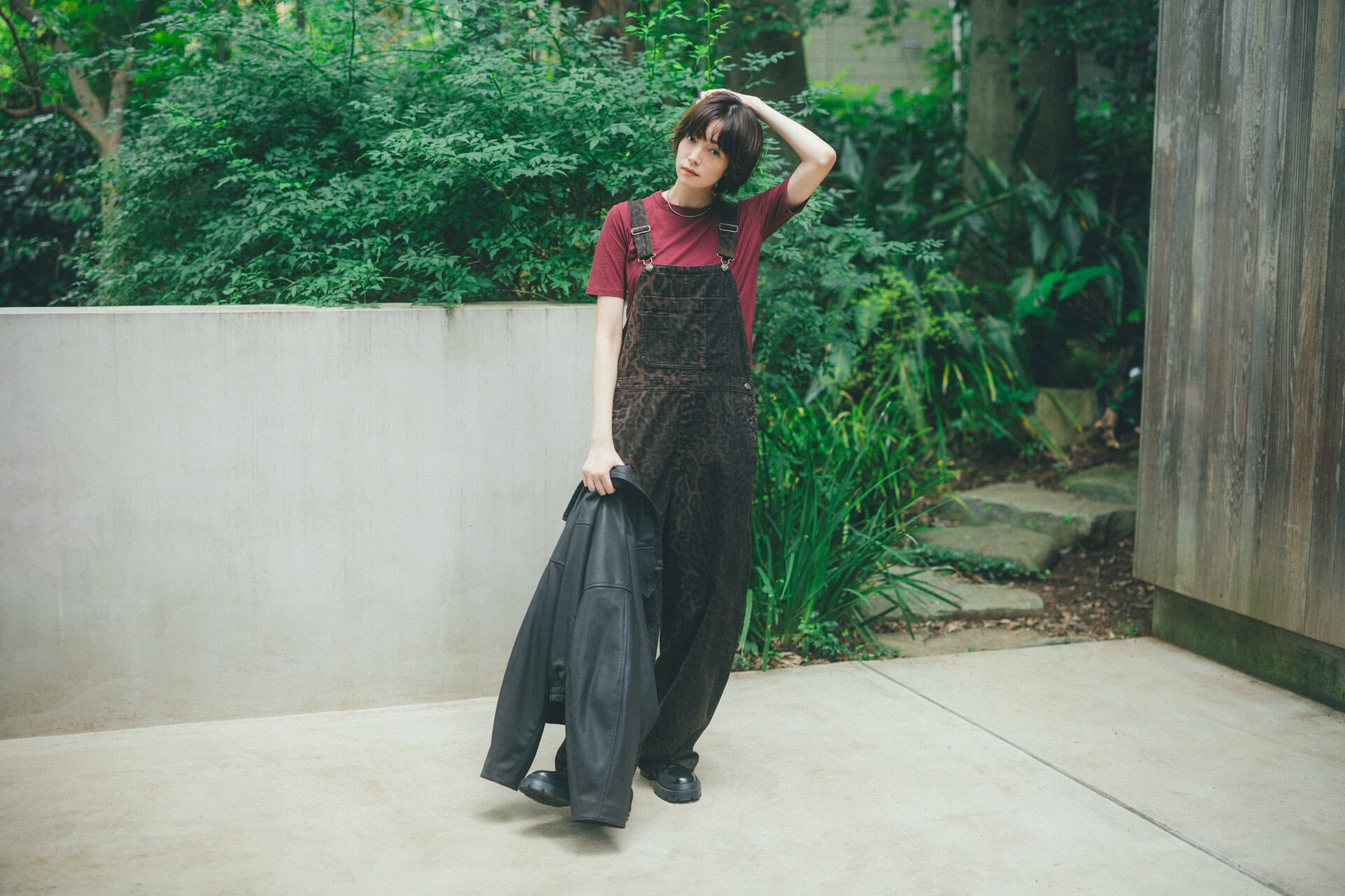 ブルゾン￥52,800、オーバーオール￥27,500（共にS.Shiori × Spick & Span）　