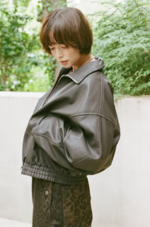 ブルゾン￥52,800、オーバーオール￥27,500（共にS.Shiori × Spick & Span）