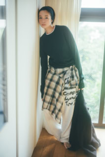 プルオーバー¥14,300、手に持った カーディガン¥33,000（共にS.Shiori × Spick & Span）