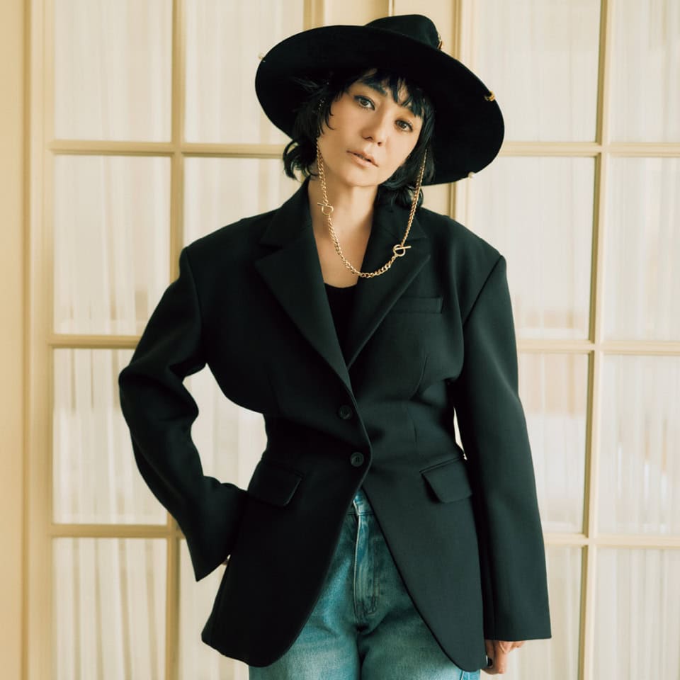 何でも持ってる大人が今、買い足すべきは【ウエストくびれジャケット】スタイリスト加藤かすみさんが選ぶ秋のマストバイ|ジャケット¥39,600、デニムパンツ¥25,300(共にプランクプロジェクト/プランクプロジェクト 青山店)、ニットタンクトップ¥25,300(イン/ショールーム セッション)、ハット¥150,700(ラスラン バジンスキー/アマン)