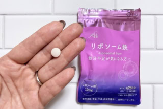 食事だけでは不足しやすい鉄分を「手軽」に補給できます。錠剤も小ぶりで飲みやすいのも魅力。f44リポソーム鉄 28粒 ¥1,814(キューサイ)