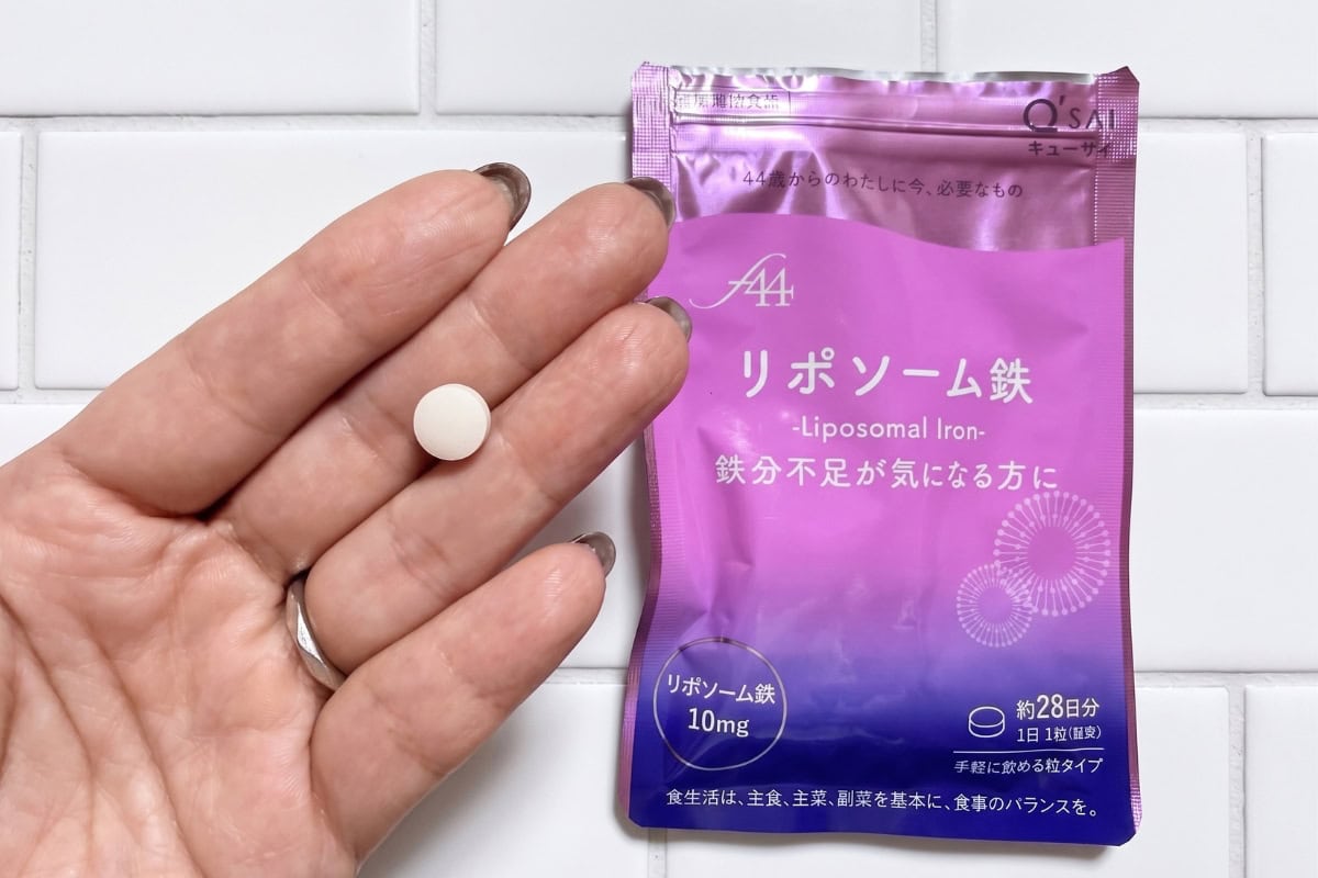 食事だけでは不足しやすい鉄分を「手軽」に補給できます。錠剤も小ぶりで飲みやすいのも魅力。f44リポソーム鉄 28粒 ¥1,814（キューサイ）