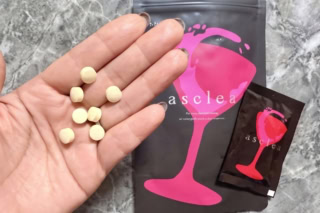 飲む前のお守りに、翌朝に持ち越したくない大人世代にオススメです。青パパイヤ酵素 asclea 8粒×7袋 ¥1,944(三旺インターナショナル)