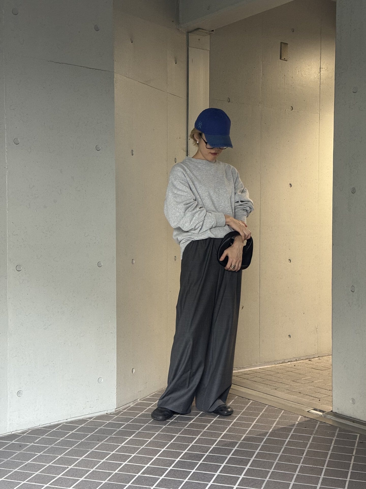 cap：'47×YUKARI HAYASHI／pants：UNSTATE／bag：aeta／shoes：vivobarefoot