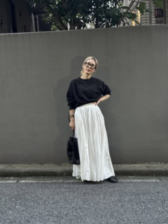 skirt：MARIHA／bag：THE ROW／boots：vivobarefoot