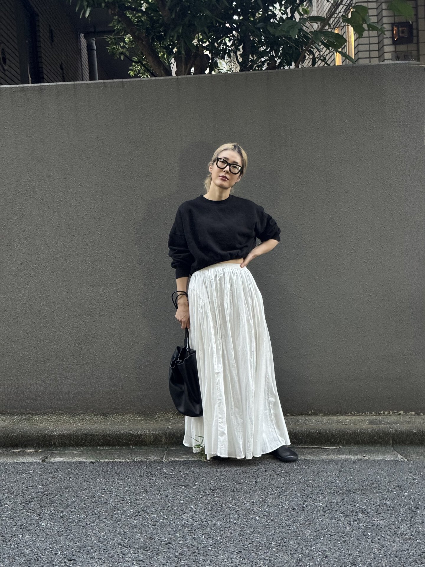 skirt：MARIHA／bag：THE ROW／boots：vivobarefoot
