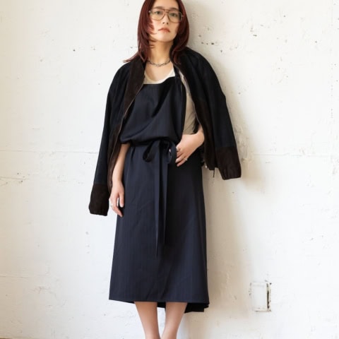 【40代スナップ】ワンピースと違った可愛さ。スーツ素材「エプロン」がハンサム!|小川奈美さん