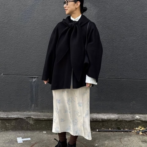 【40代スナップ】今欲しい「フードマフラー」付きコートのシルエットが旬過ぎる|安武恵理子さん