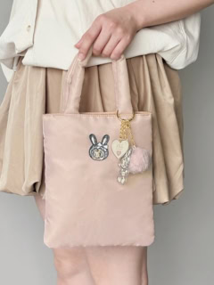 ベリエちゃんの刺繍が目印のトートバッグ。クッション性のあるふかふか素材なので、ちょっとしたお出かけはもちろん、タブレットなどのお仕事アイテムを入れるのにも便利!