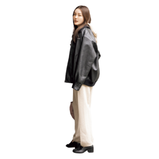 ニットフーディ¥44,000、ニットパンツ¥39,600（共にカオス／カオス表参道）、MIU MIUのレザージャケット、TH E ROWのバッグ、バッグにつけたMIU MIUのキャップ、Maison Margielaのシューズは本人私物