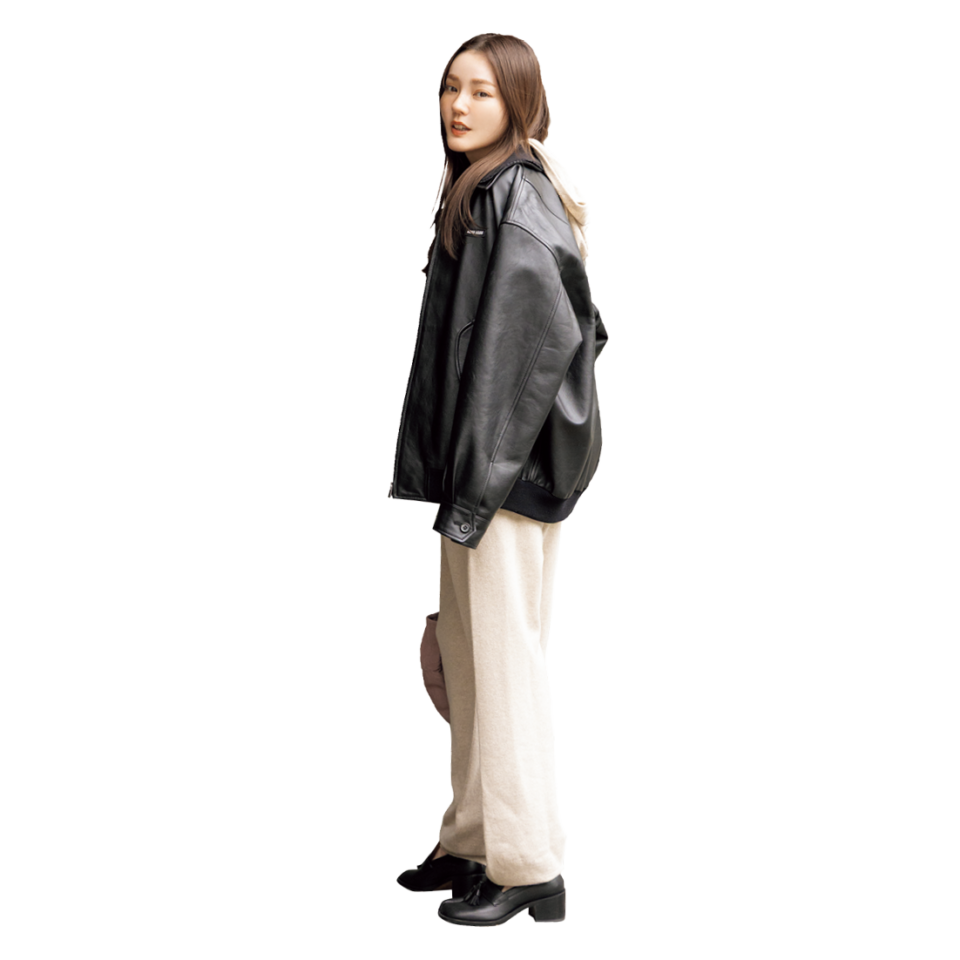 ニットフーディ¥44,000、ニットパンツ¥39,600（共にカオス／カオス表参道）、MIU MIUのレザージャケット、TH E ROWのバッグ、バッグにつけたMIU MIUのキャップ、Maison Margielaのシューズは本人私物