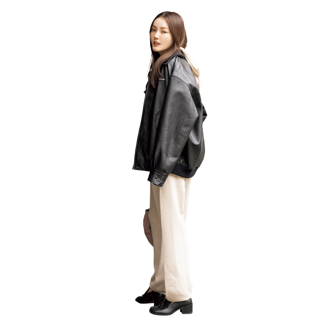 ニットフーディ¥44,000、ニットパンツ¥39,600（共にカオス／カオス表参道）、MIU MIUのレザージャケット、TH E ROWのバッグ、バッグにつけたMIU MIUのキャップ、Maison Margielaのシューズは本人私物