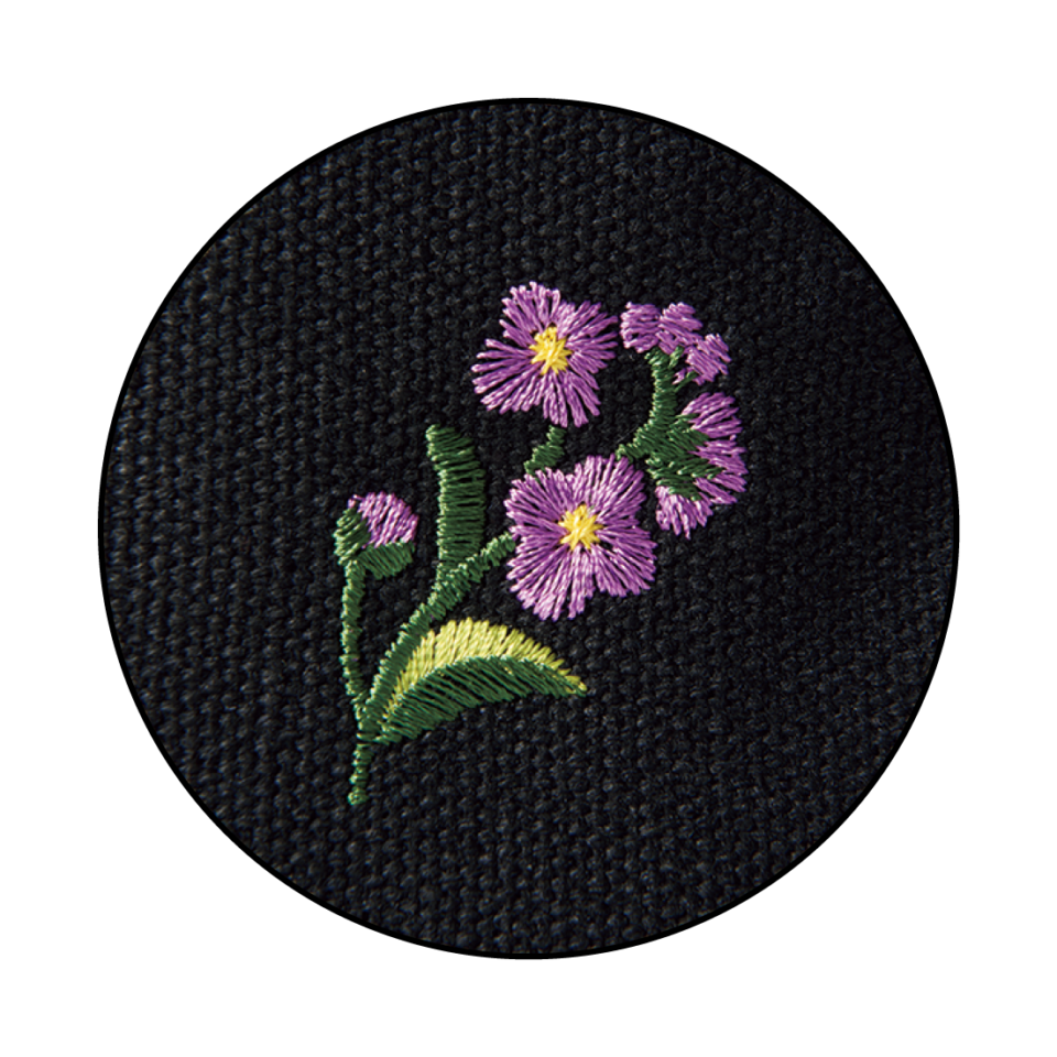 花柄は全て刺繍。高級感のある印象！