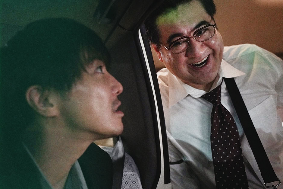 監督・脚本：城定秀夫／原作：曽根圭介／出演：鈴鹿央士、成宮寛貴、森七菜、MEGUMI、前田旺志郎、二ノ宮隆太郎、小手伸也、岩松了、風吹ジュン ほか／配給：東映／公開：現在、新宿バルト9ほか全国ロードショー © 2026「藁にもすがる獣たち」製作委員会