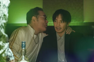 story 弱小YouTuberの大学生・寛治（鈴鹿央士）は、アルバイト先のネットカフェで客の忘れ物のボストンバッグを見つける。その中には1億円の札束が入っており、彼はそれを持ち出す。一方、夜職のし〜な（森七菜）は、投資の失敗で借金を抱えた主婦・美奈（MEGUMI）に近づき、保険金詐欺を企てており……。