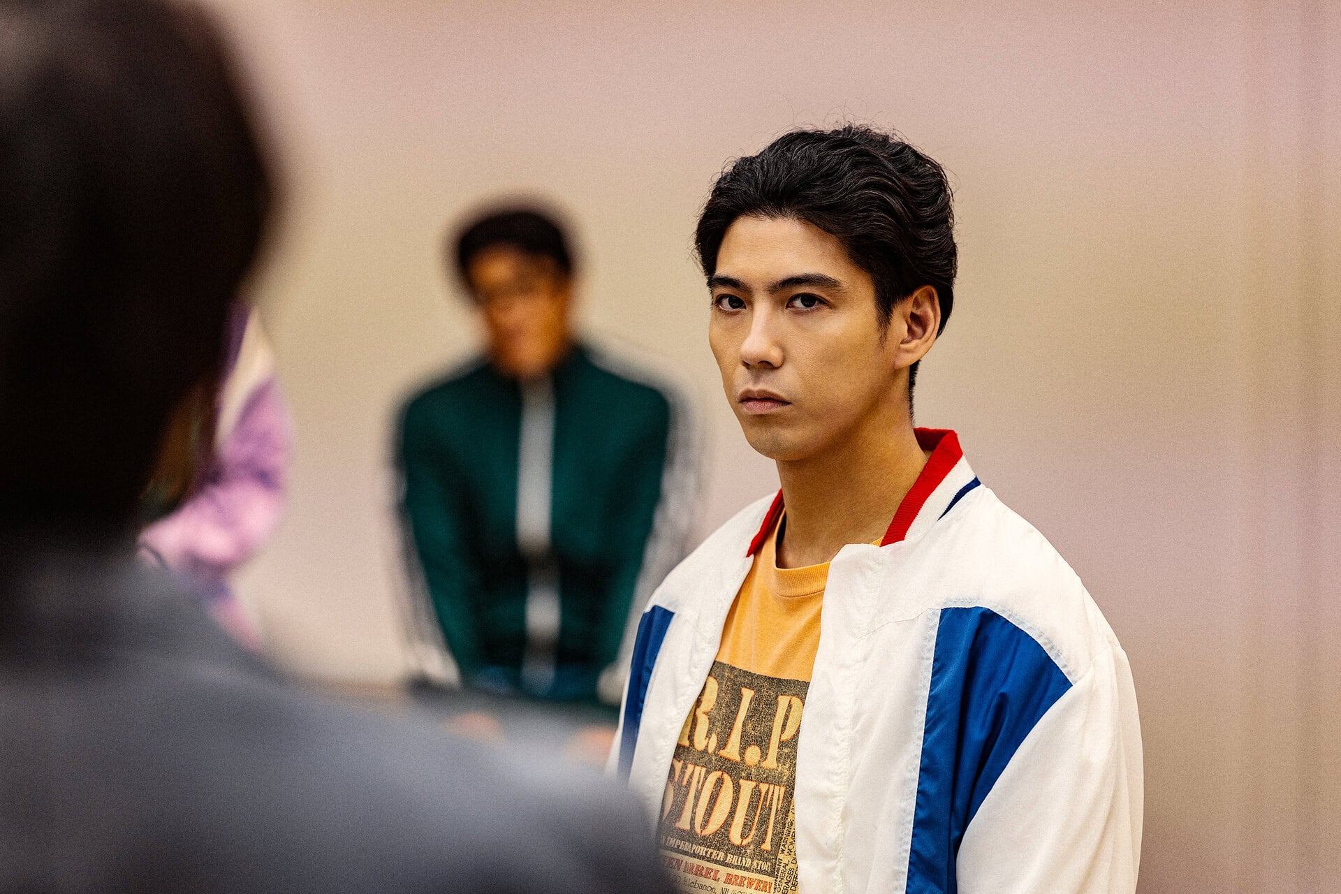 岡本哲…賀来賢人　 サウナ「白樺」スタッフ。劇団「ウイスキーボンボン」の劇作家。
