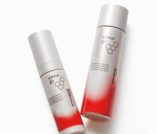 右から：ソフィーナ iP 薬用 角質トリートメント 深層化粧液［医薬部外品］ 160mL ¥3,520、同 深層美容乳液［医薬部外品］ 80g ¥4,070※共に編集部調べ（共に花王・10月17日発売）