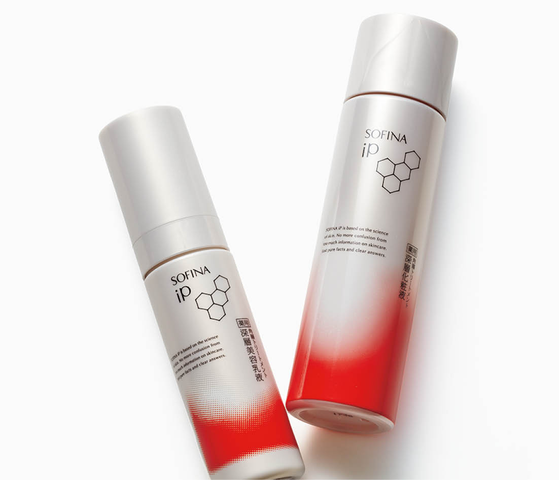 右から：ソフィーナ iP 薬用 角質トリートメント 深層化粧液［医薬部外品］ 160mL ¥3,520、同 深層美容乳液［医薬部外品］ 80g ¥4,070※共に編集部調べ（共に花王・10月17日発売）