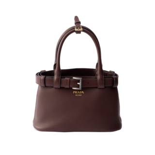 バッグ〈プラダ バックル〉［H15 x W22 x D11cm］¥638,000※予定価格（プラダ／プラダ クライアントサービス）