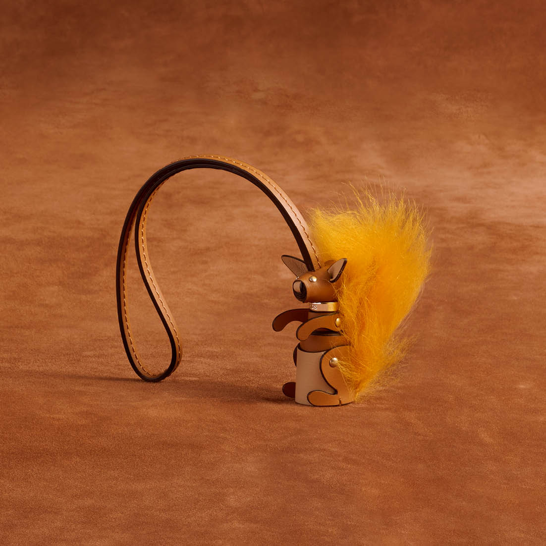 日本限定色のチャーム［H25.5×W2.5×D2.5cm］¥86,900（トッズ／トッズ・ジャパン）