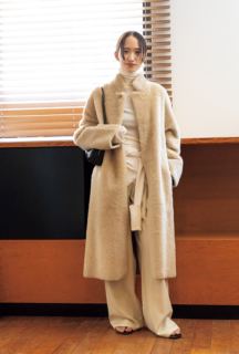 ムートンコート¥275,000、タートルネックトップ¥14,300、腰に巻いたカーディガン¥27,500、パンツ¥30,800（全てインパーフ）、KHAITEのバッグ、TOTEMEのシューズ、その他本人私物