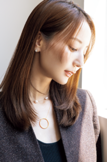 ネックレス［K18YG×DIA］¥411,400（ビジュードエム／ビジュードエム 六本木ヒルズ）、ジャケット ¥59,400※10月上旬発売予定（ヴェニカ／Souple）、BY MALENE BIRGERのインナー、MAGNOLIA WHITEのパールネックレス、その他本人私物