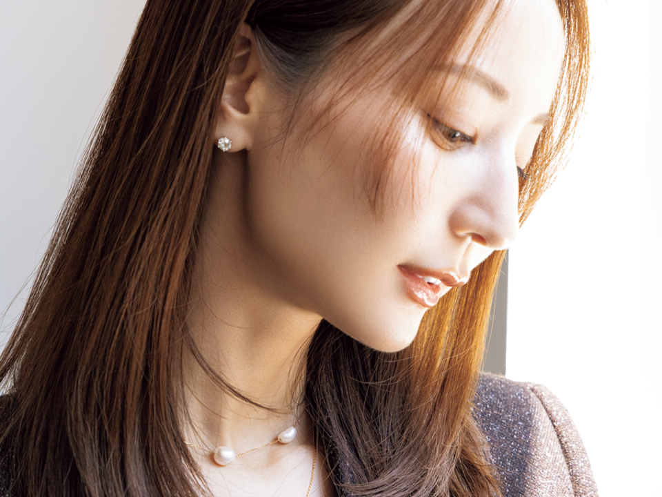 「顔まわりが華やかになるジュエリーはシンプル派には必須」佐藤涼実さん究極の秋アイテム5選