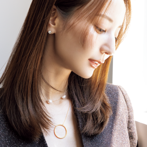 「顔まわりが華やかになるジュエリーはシンプル派には必須」佐藤涼実さん究極の秋アイテム5選