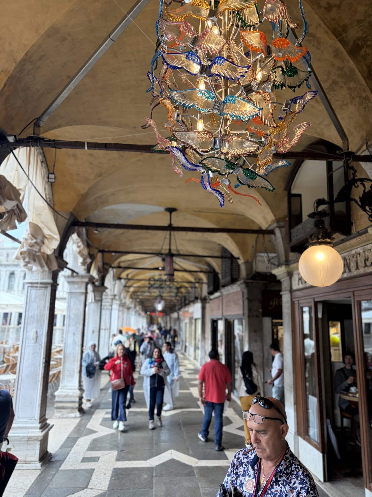 サン・マルコ広場を囲む回廊も素敵♡ ヴェネツィアングラスの美しいシャンデリアにも注目を！