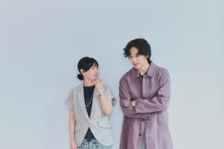 (坂東さん) 監督が子どもたちに「ちょっと乗っかってみて」とか言うんですよ。それで肩車状態になるくらいまで乗っかって帽子やらメガネやらをひったくられて(笑)。でも、子どもの手足だからなかなか僕のからだにからめられないんですよね。「息できなくなるくらいに締め上げちゃって」ってお願いしてました(笑)。 (西川監督)むしろ坂東さんがさりげなく自分で締め上げて、「痛い痛い!」って言ってましたよね(笑)。