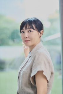 (西川監督)オーディションでも雑談が長かったですね。学校のとき、どんなふうに演技のメソッドを勉強したのか、とか。そういう話を聞かせてもらうのがすごく楽しかったんですよ。初めて会った人と、リラックスして、普通の会話を楽しくできるなら、子ども相手に取材する記者の役がぴったりだと思ったんです。