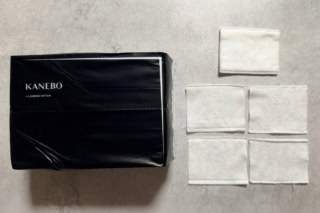 大判サイズ(60×80mm)で、きれいに4枚にはがせる独自の4層構造が特徴の多機能コットンです。吸水・拡散力に優れ、少量の化粧水でもスッと全体に行き渡ります。朝の角質拭き取りケアから、割いて顔全体を包み込む集中ローションパックまで幅広く活躍する万能な1枚です。KANEBO 4 レイヤリング コットン 100枚入り ¥1,100(KANEBO))