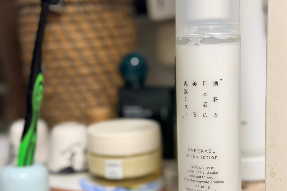 洗面台には、「酒粕と日本酒の美容乳液ミスト」を。 シュッと細かいミストを浴びるだけでしっかり潤う、肌にやさしい摩擦レスなスキンケアが叶います。