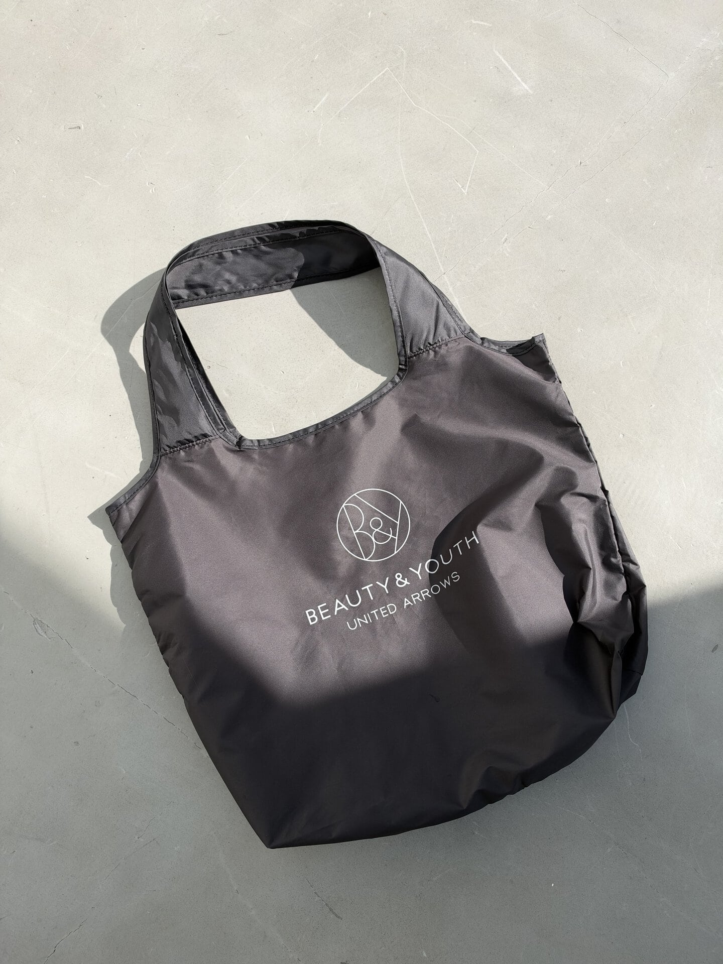 逆面はキャッチ―な「BEAUTY & YOUTH UNITED ARROWS」のロゴ