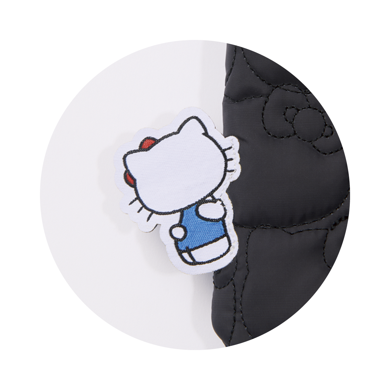 サイドのタグはキティの後ろ姿まで再現したのがこわだりポイント。　オトナミューズ11月号付録　ひょっこりタグが可愛いふわふわキルティングトート