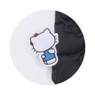 サイドのタグはキティの後ろ姿まで再現したのがこわだりポイント。 オトナミューズ11月号付録 ひょっこりタグが可愛いふわふわキルティングトート