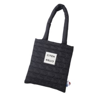 サイズ(約):H32×W29㎝ ※バッグ以外は付録に含まれません © 2026 SANRIO CO., LTD. APPROVAL NO. L672484 オトナミューズ11月号付録 ひょっこりタグが可愛いふわふわキルティングトート
