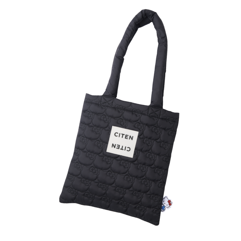サイズ(約):H32×W29㎝ ※バッグ以外は付録に含まれません © 2026 SANRIO CO., LTD. APPROVAL NO. L672484 オトナミューズ11月号付録 ひょっこりタグが可愛いふわふわキルティングトート