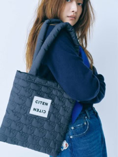 スカーフセットニット¥6,930、ロンT¥4,950、コクーンデニム¥6,930（全てシテン／ユナイテッドアローズ カスタマーサービスデスク）、バッグ［H32×W29cm］は本誌11月号付録 © 2026 SANRIO CO., LTD. APPROVAL NO. L672484