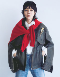 レザージャケット¥173,800(チカ キサダ)、シャツ¥56,100(マディソンブルー)、デニムパンツ¥49,500、ニット¥64,900(共にアンスクリア/アマン)、ピアス¥50,600(バー ジュエリー/エスケーパーズオンライン)