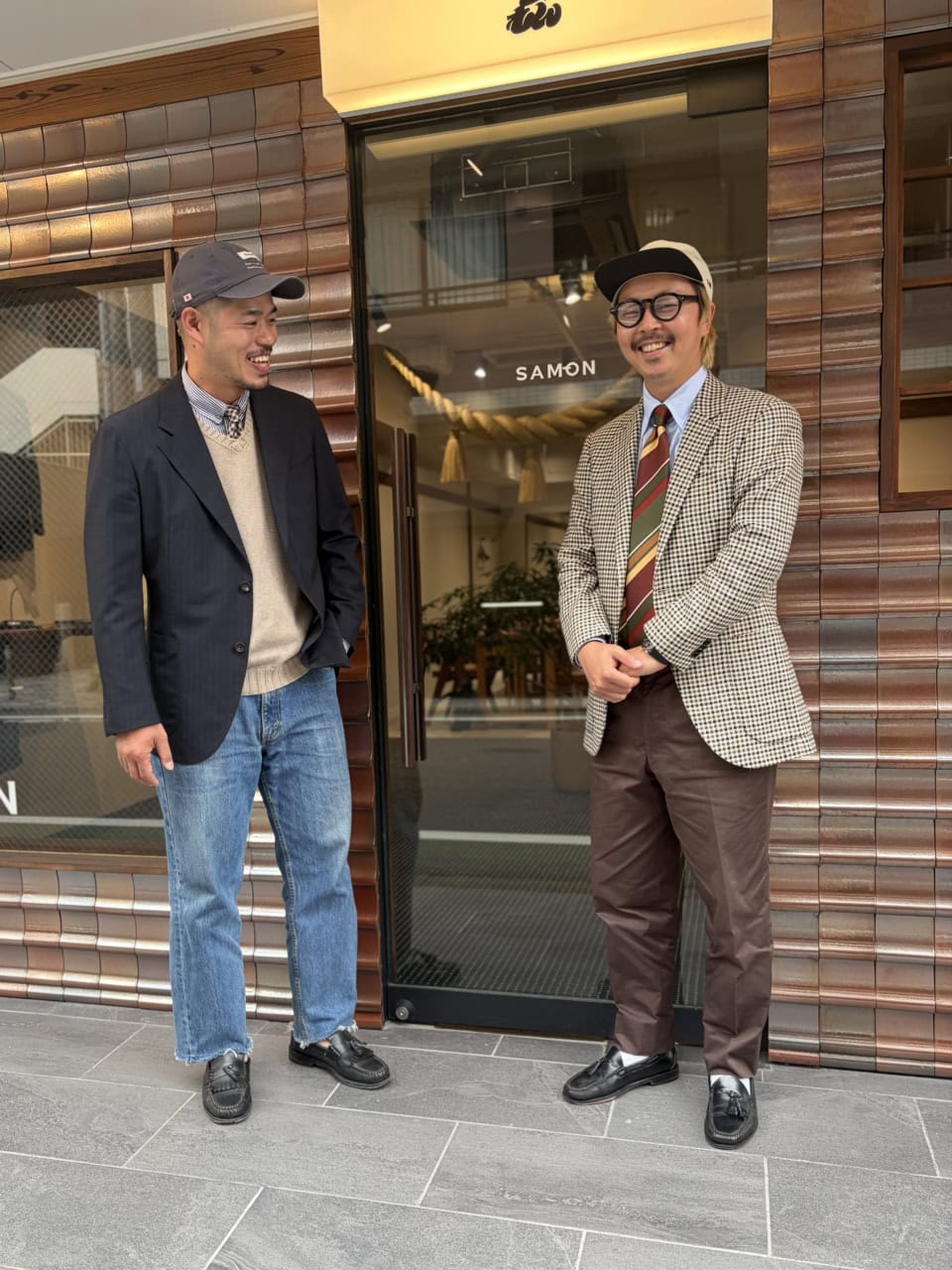 左/サモンのジャケットとシャツ、キャップ、ポロ ラルフローレンのベスト、マンアバウトタウンのタイ、リーバイスのデニム、ジーエイチバスのシューズは竹村さん私物 右/サモンのジャケットとシャツ、タイ、パンツ、グッドグッズトウキョウのキャップ、ジーエイチバスのシューズは内田さんの私物