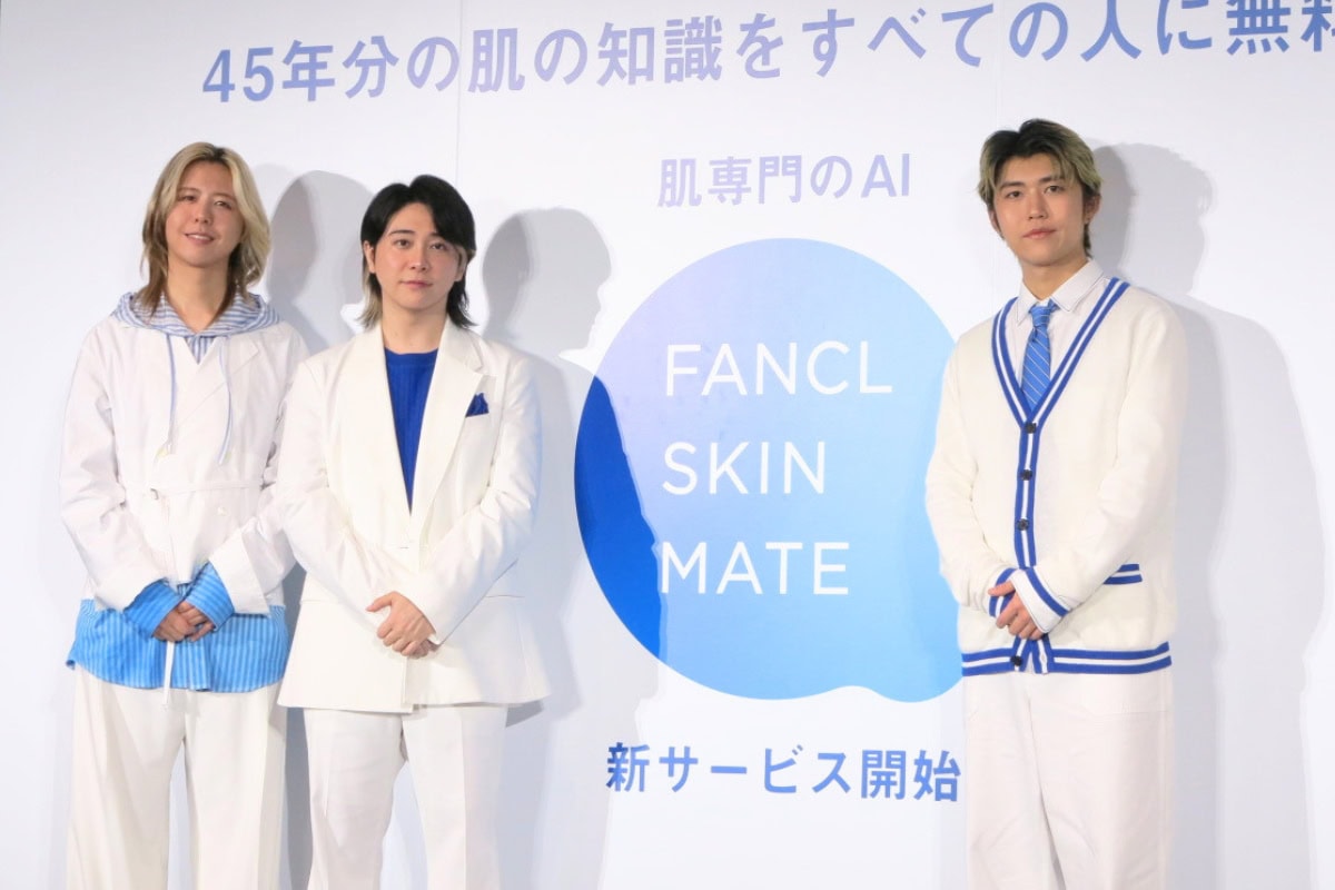 ファンケルカラの衣装に身を包み、笑顔で登壇したMrs. GREEN APPLE。